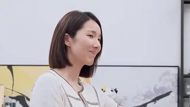 王祖蓝爱妻滤镜碎裂,李亚男的这副表情,是对婚姻最大的讽刺