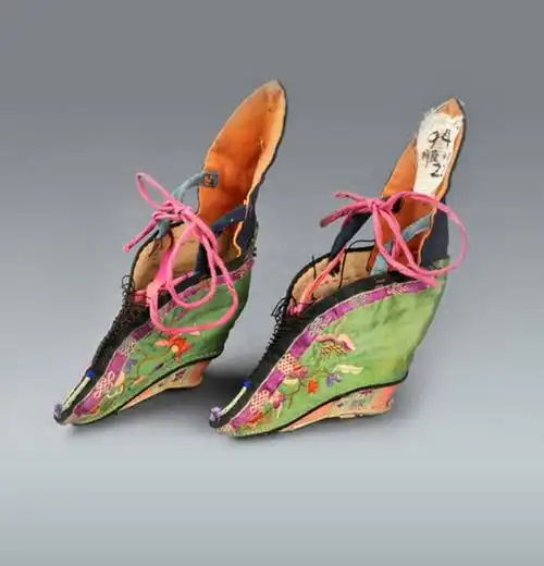 国内博物馆藏品三寸金莲绿绸绣花鞋