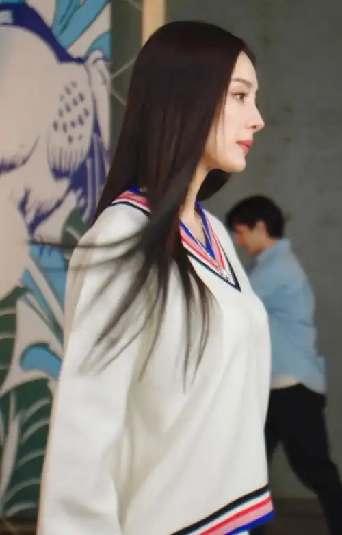 杨幂真的就是天上的衣服架子,一身运动套装好美好飒,这不就是我大学