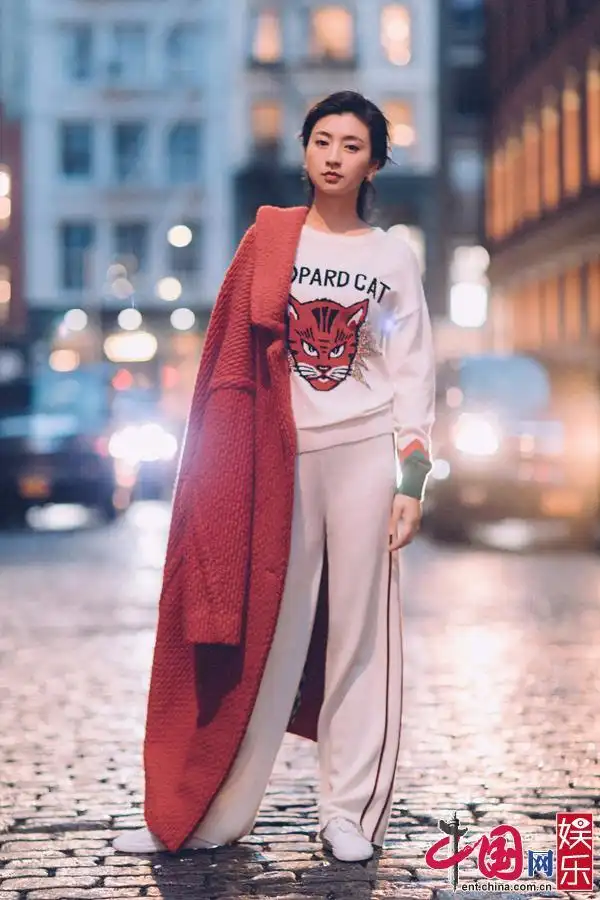 斓曦初冬写真大片曝光 解锁舒适潮流新穿搭