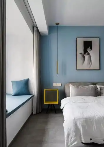 主卧,飘窗与背景墙均采用让人平静的视觉蓝,搭配灰色大床,与金色