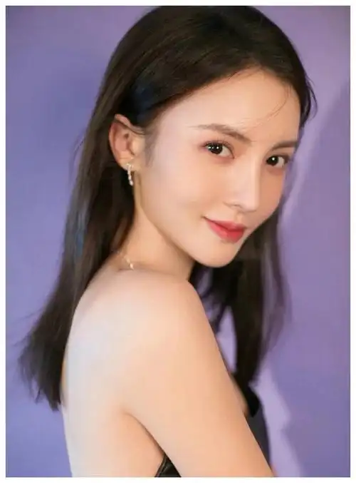 34岁金晨迎春,演红衣汉服舞,姣好身材舞技出众|晚会-发簪网