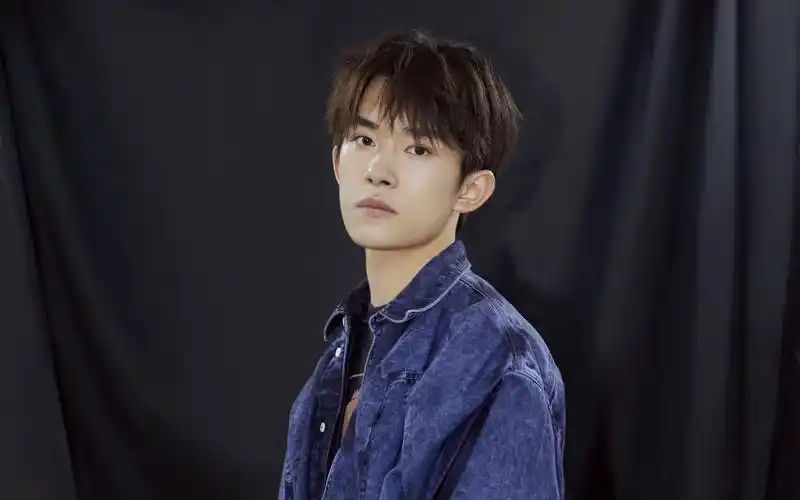 易烊千玺时尚休闲写真图片壁纸,大陆明星,高清,帅气,帅哥,tfboys,易烊