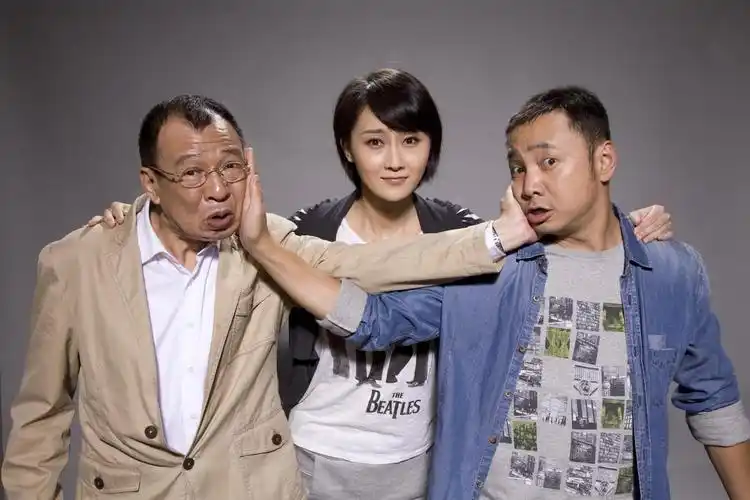 刘青云和刘德华合作的非典型性港片《暗战》中,许绍雄出演了整天被