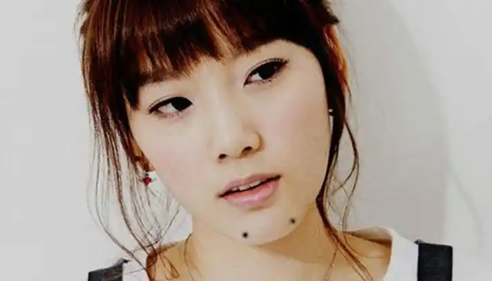 代表有福气,长寿和财运佳;耳轮上有痣代表聪明和孝敬;耳后有痣代表