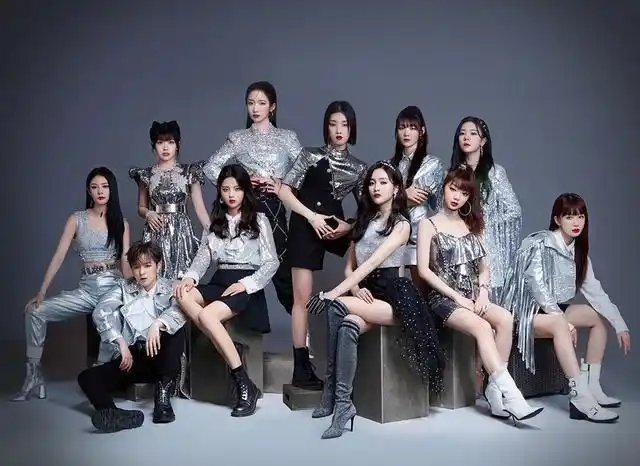 火箭少女101义演罕见合体,清唱《一点点光》,面临解体在即