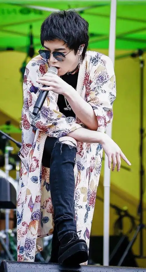 et手机里有哪几张超喜欢的华晨宇?