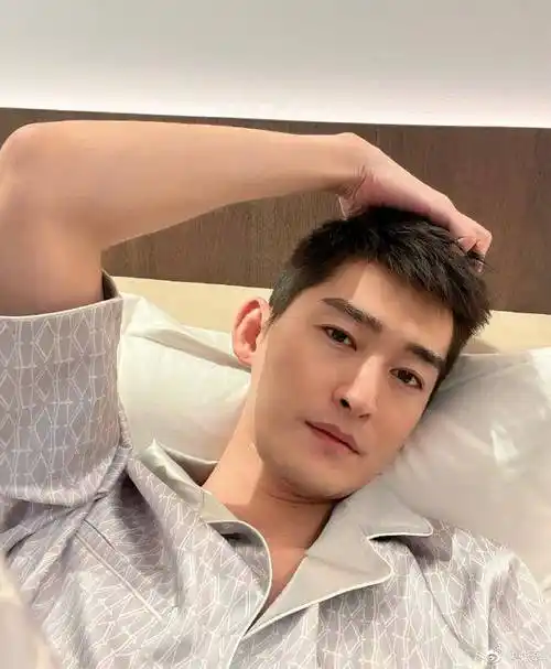 39岁张翰被拍到带小14岁"亚洲小姐"夜回小区疑有新恋情,辟谣后女方