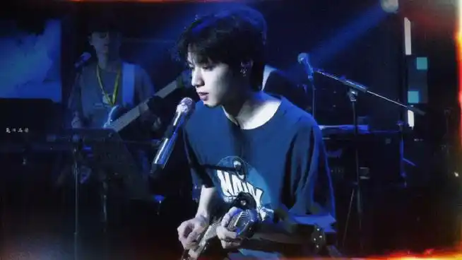 学校的那个乐队主唱06@时代少年团-刘耀文#刘耀文坐快递车去的生日