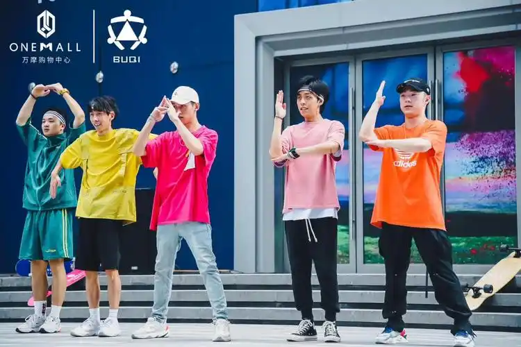 不齐舞团一直以来选择在重庆解放碑,洪崖洞,大剧院等地标建筑跳舞