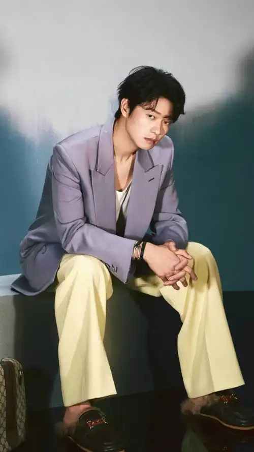 魏大勋wsj十月刊封面##魏大勋双排扣大衣封面