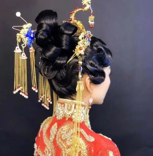 芙蓉不及美人妆 金玉盘头珠翠亮 新娘中式秀禾造型之美