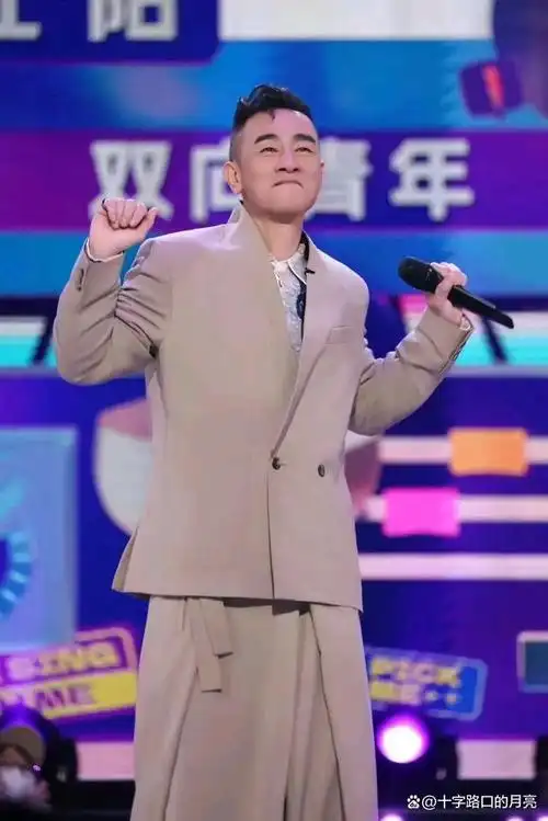 比如这一期的陈小春,出道几十年,代表作品多,节目上大家都唱不够.