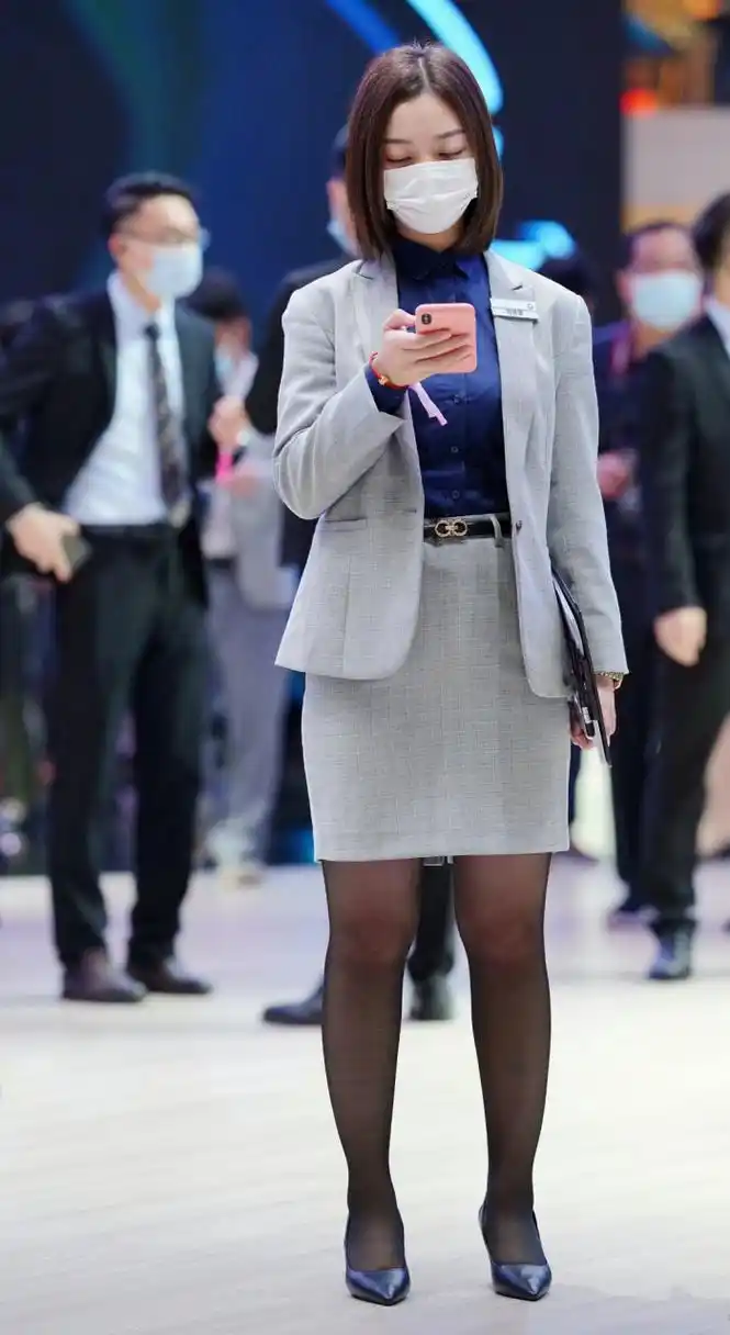 短发职业装的女人