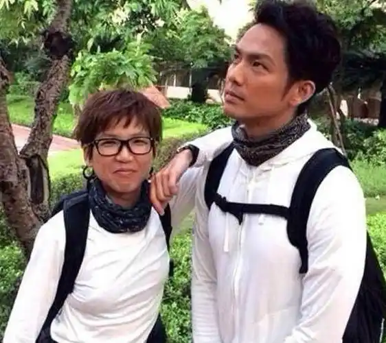 看到钟汉良与妹妹合照后,网友:不说不知道_孩子_气质_父母