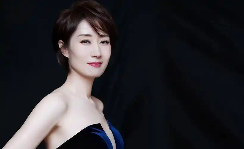 44岁刘敏涛出席活动,自信大方吊打小花_年龄段_女明星_身材