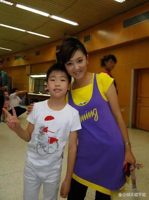 月亮姐姐王淏低调嫁豪门39岁生子如今被老公儿子宠成少女