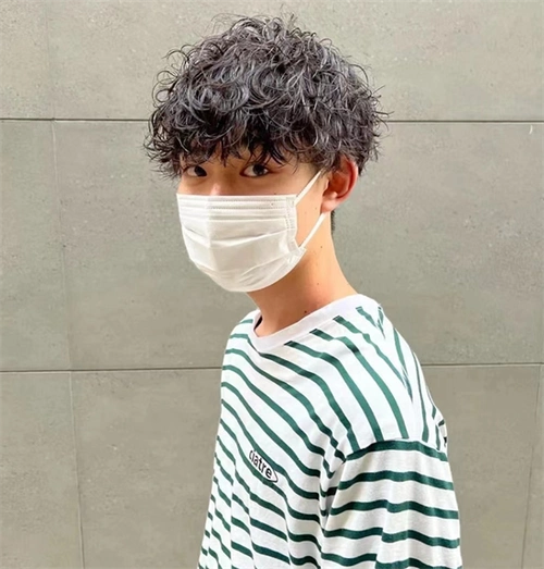 管你是什么发质,烫纹理烫就对了.解决扁平头的尴尬,服装风格也百搭.