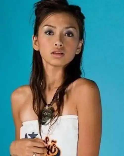 杨颖刚出道时的旧照简直判若2人难怪被网友质疑整容