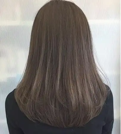 发尾刚到脖子根,吹成内弯之后呈现齐齐的一条下超背影看就很淑女的