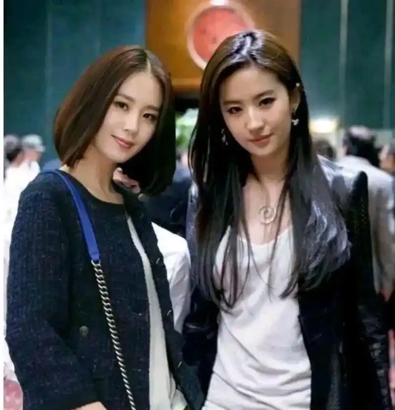 刘诗诗和刘亦菲合照,从长相上看,一个是美女,一个是仙女!