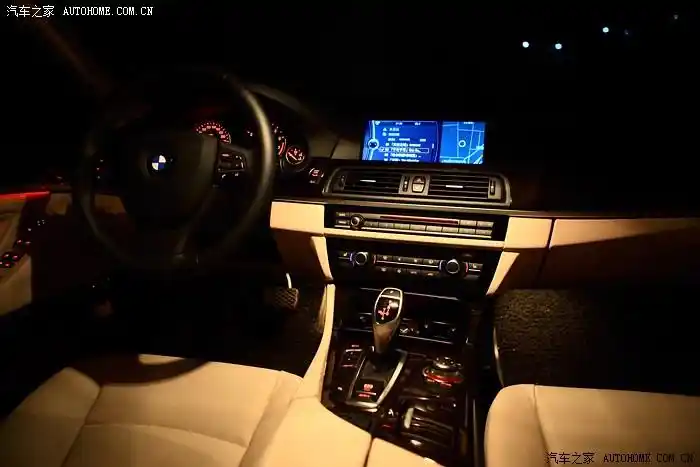 华灯初上,轻踩油门穿梭在城市中的大街小巷,车内到处洋溢着酒红色浪漫