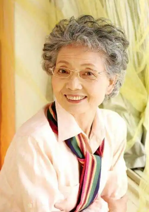 对于有脱发困扰的中老年人来说,一款合适的发型代表着自己的容貌.