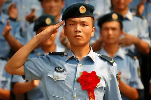 第七十二条 为体现军队内部的团结友爱和互相尊重,军人必须有礼节