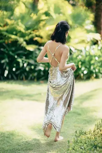 杨采钰三亚暖阳下闪着微光的temperleylondon珠片露背裙装