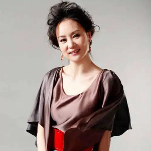 刘雪华饰演豪门奶奶,装扮极其优雅,真是越老越有味道