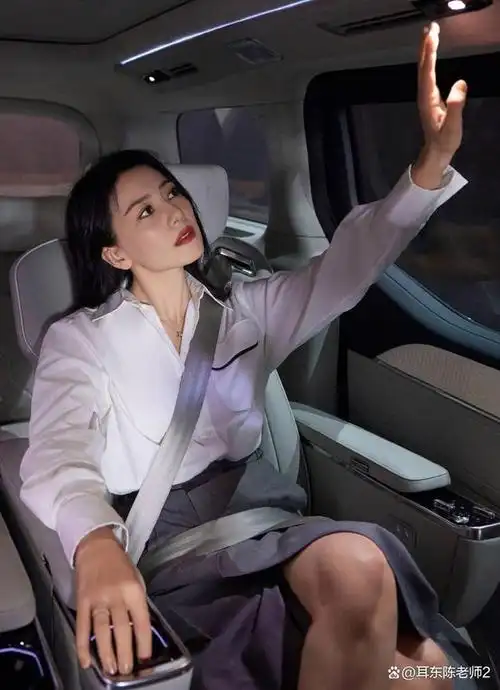 高圆圆工作室发布全新写真照,职场精英造型惊艳亮相