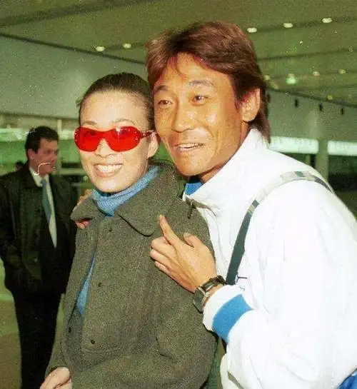 两度表白被拒绝,未婚生子遭抛弃,原来那英在感情里这么卑微