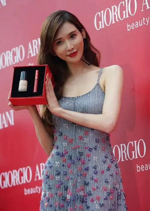 林志玲魅力大散发穿蕾丝轻纱裙走活动这身材70后里罕见