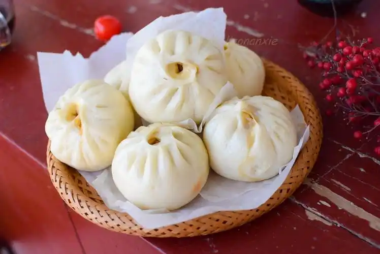 原创百吃不厌的大包子,出锅还滋滋冒油,老公一口气吃了三个