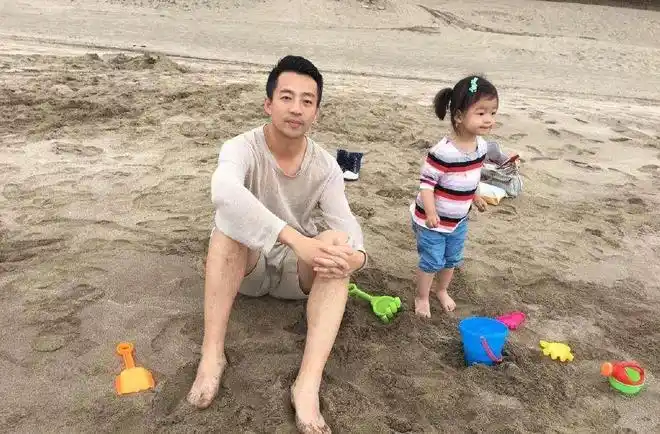 大s捂嘴汪小菲成表情包 也许这才是爱情的样子|大s|甜蜜感_网易订阅