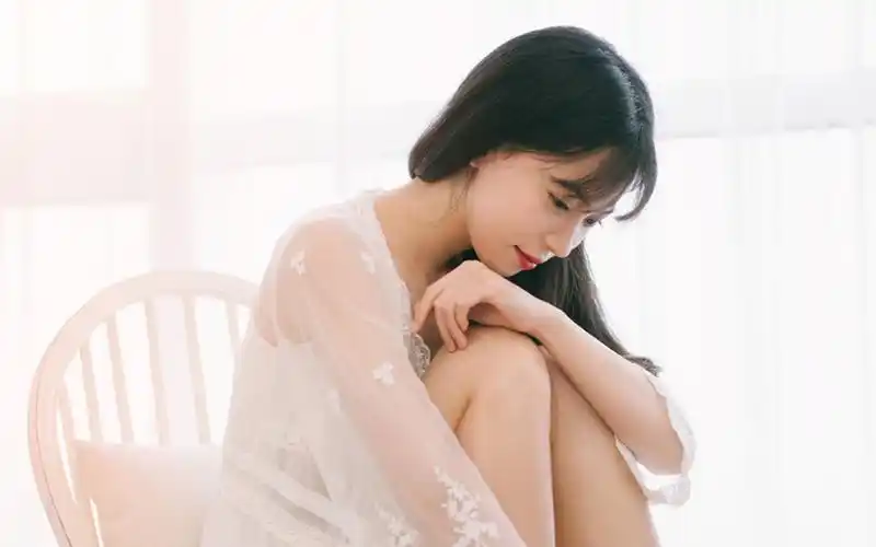 长发美女性感蕾丝裙写真桌面壁纸