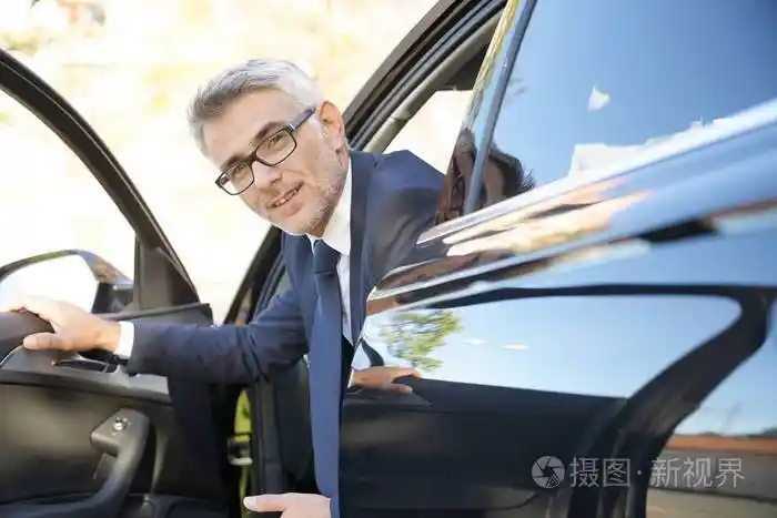 微笑的生意人下车