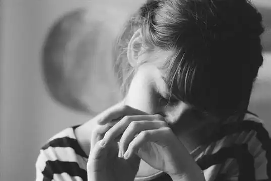 让人流泪的女生唯美伤感哭泣