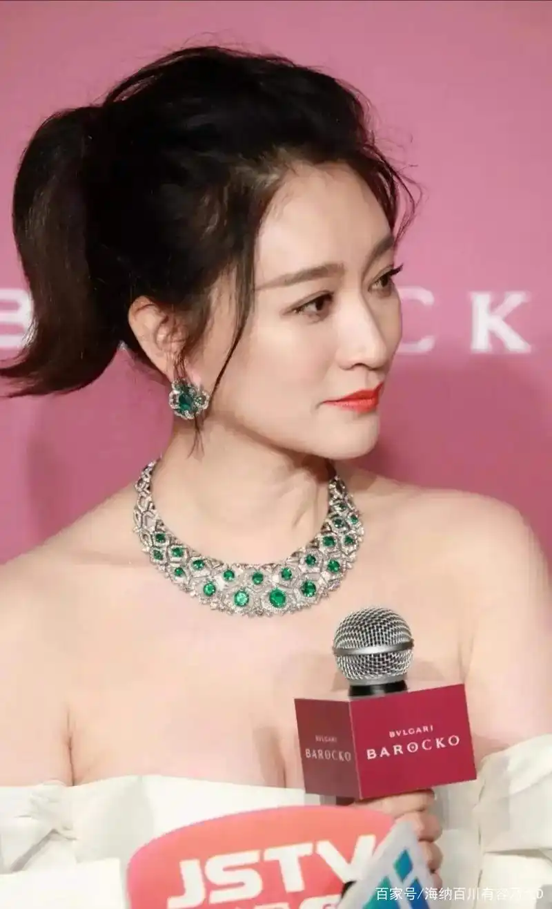 李小冉肤白貌美,气质佳.看一看李小冉的美丽高光时刻