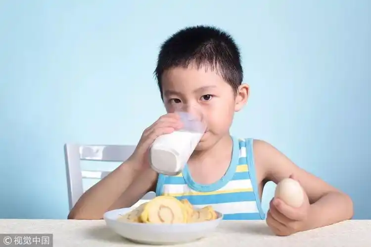 生活手册这样喝牛奶等于白喝这些错误你犯了不止一次