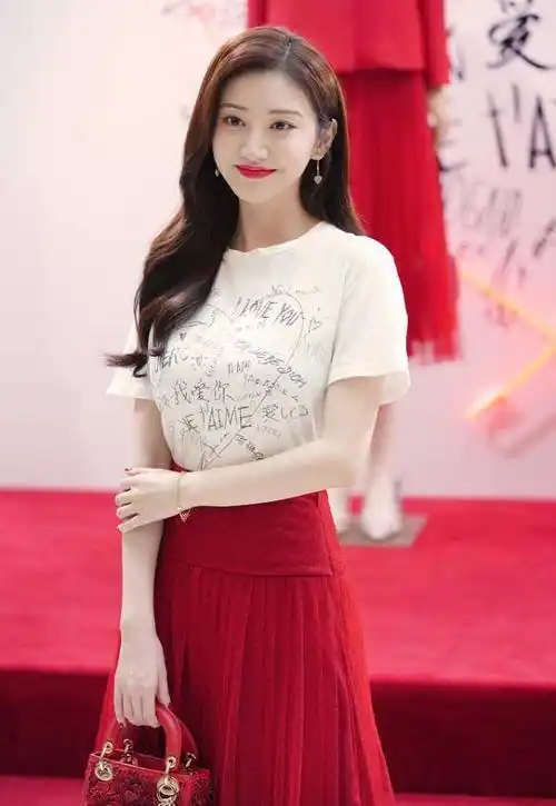 景甜的好身材真是"包不住",虽然穿点不露,但3d感觉挺明显_红色_气质