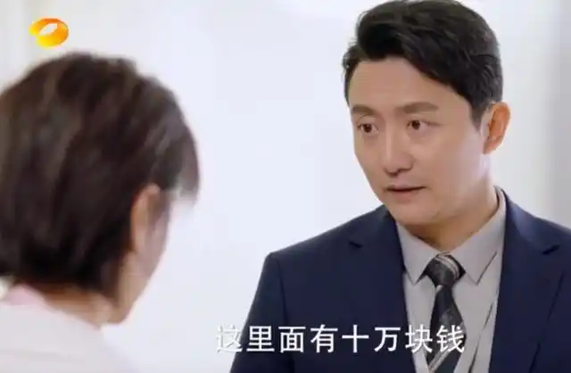 吃到了红利之后的蓝俏俏更加用力表演好情人了,大街上抹上唇膏就能把