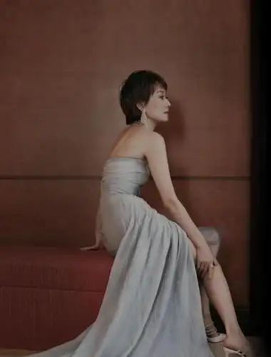 马伊琍参加白玉兰颁奖礼,穿露肩裙秀锁骨一字肩,无奈背肌太发达