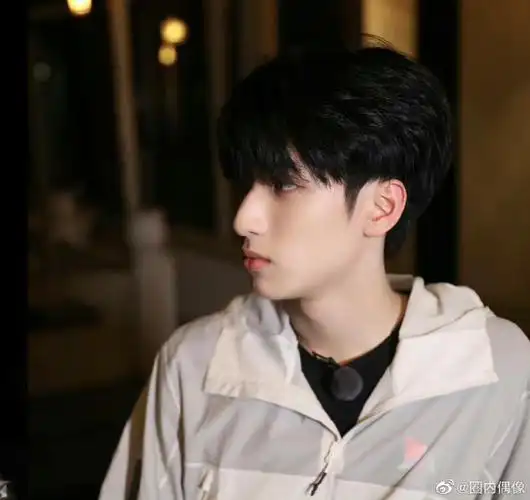 严浩翔夜色三宫格随拍