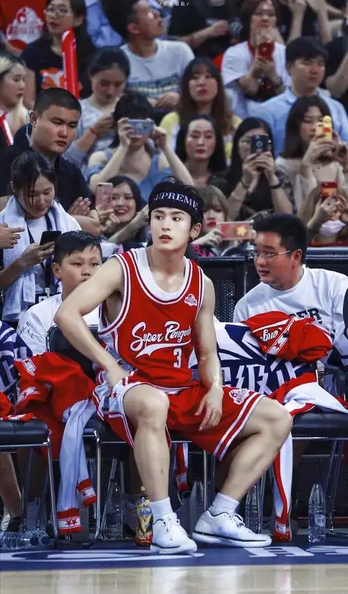 以前大家关注的重点在腹肌,在胸肌,在股二头肌,关注的是张哲瀚太man