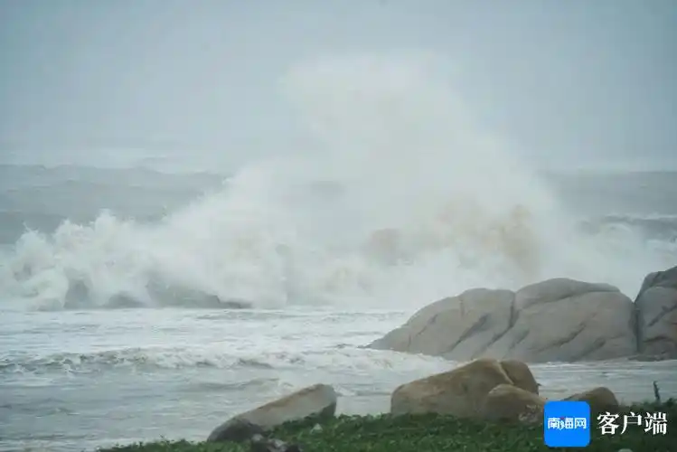 在文昌抱虎角,海浪汹涌地拍打在礁石上,掀起数米高的巨浪.