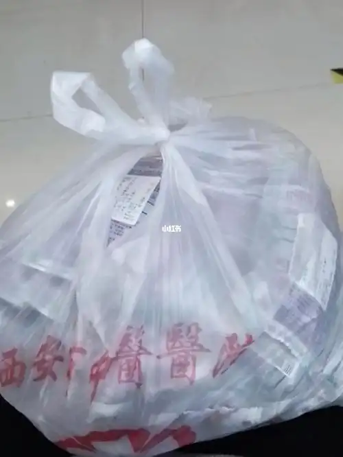 满满一大袋药当饭吃了