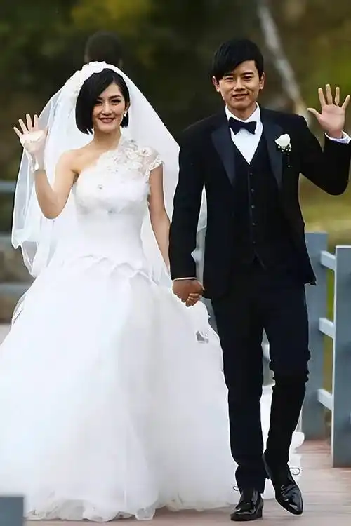 谢娜登时尚新娘封面穿镶钻深v礼服大秀身材太美了