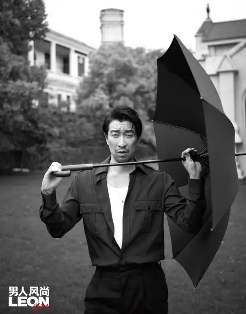 王千源《男人风尚》五月刊封面释出 黑白碰撞释放松弛型格魅力_高清