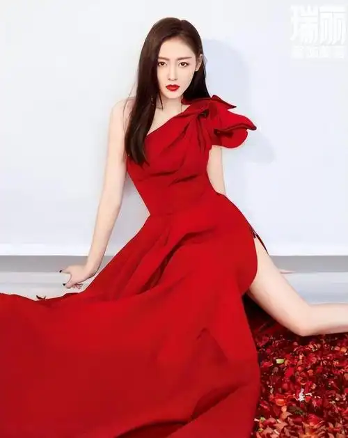 张天爱的腰臀线条太绝了腰臀比好绝啊